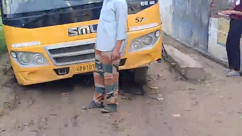 रास्ते ख़राब होने के कारण, स्कूल की बस फस गई, और बच्चों का पेपर छूटा , गांव मानपुर कलां 3 घण्टे हुए लेट बच्चे,﻿ शेयर करे