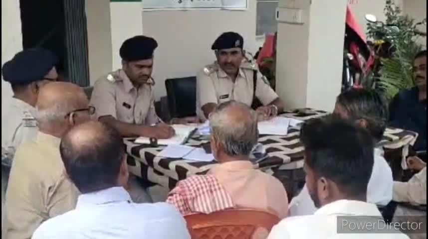 कलुआही: थाना परिसर में दुर्गा पूजा को लेकर पुलिस निरीक्षक खजौली की अध्यक्षता में हुई शांति समिति की बैठक, दिए गए आवश्यक निर्देश