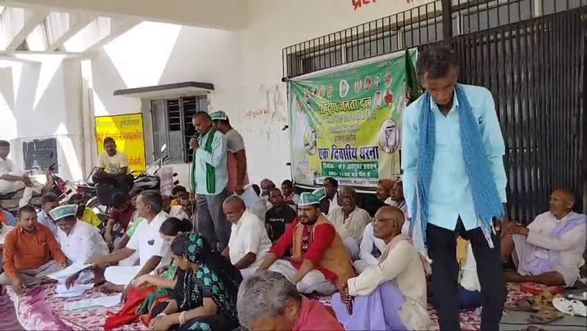 मेसकौर प्रखंड के राजद समर्थको ने स्मार्ट मीटर  पर बैन लगाने की बात कही