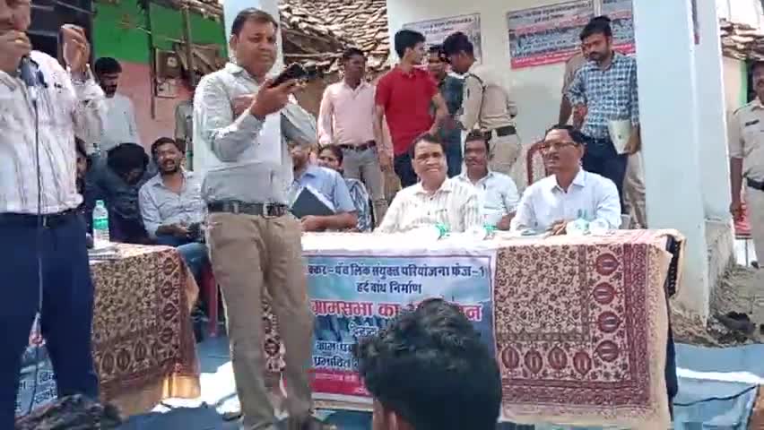 ग्राम सियाझीरी में बांध रोकने के लिए अपर कलेक्टर खेमचन भोपचे जी से बिचार बिमर्श किया गया!#adiwashi