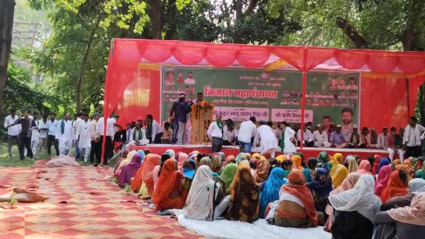 barabanki जिला उपाध्यक्ष किसान महापंचायत बाराबंकी को संबोधित करते हुए। श्री दुर्गा बख्श सिंह कोठी