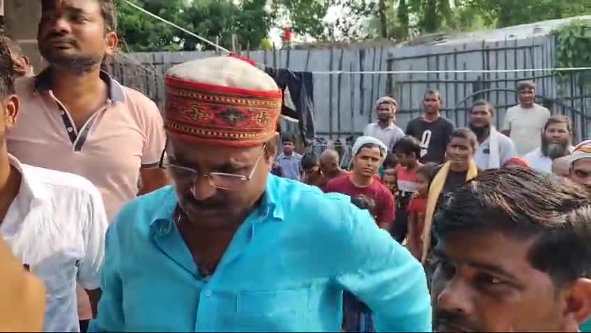 कांग्रेस जिलाध्यक्ष बाढ़ क्षेत्र गुरूमेला के दौरा के क्रम में बाढ़ प्रभावित परिवारों की समस्या के बारे मे बताते