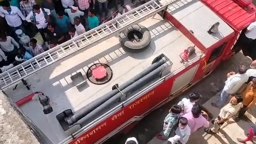 kariri me lagi bhisan aag karodo ka saman huaa rakh