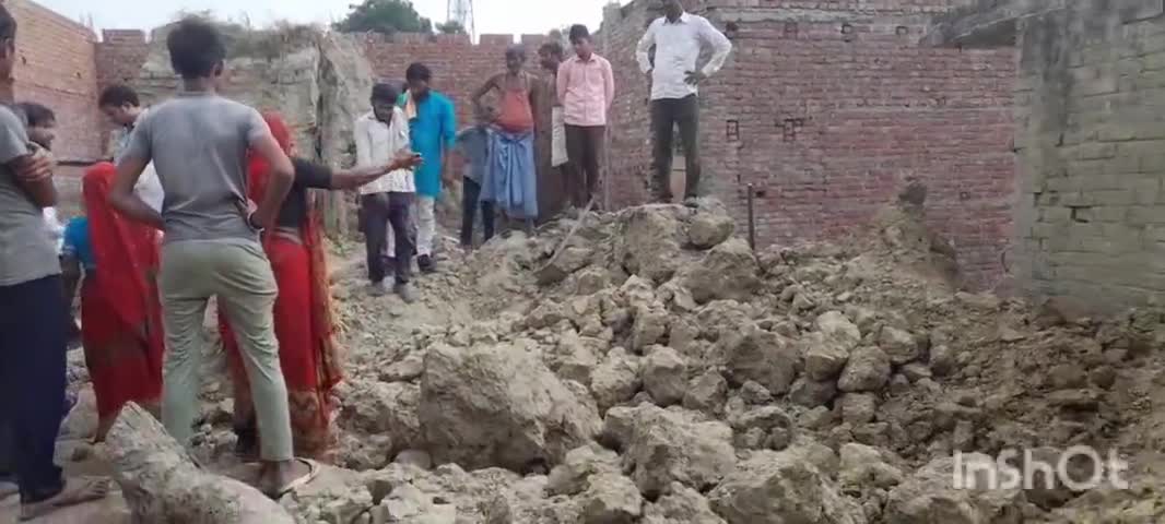 ब्रेकिंग फिरोजाबाद 

 कच्ची मकान की दीवार गिरने से दो लोग दवे मकान मालिक की मौत मजदूर गंभीर घायल

जसराना के थाना एका