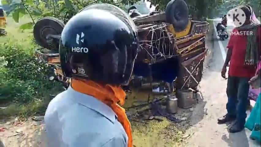 करगहर: करहगर प्रखंड क्षेत्र सासाराम चौसा पद पर मध्यान भोजन ले जाने वाला टेंपो पलटा, ड्राइवर को सिर में चोट आई