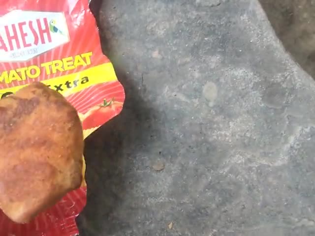 महेश - चिप्स मे चिपस की जगह निकला 100 ग्राम का पत्थर