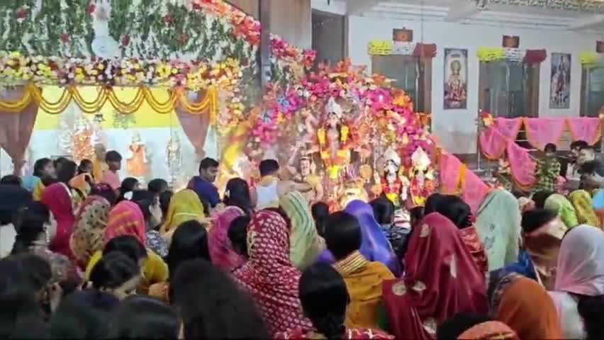 बैसि: बायसी प्रखंड के पुरब चौक स्थित दुर्गा मंदिर का पट खुला, दर्शन के लिए लगी भक्तों की भीड़