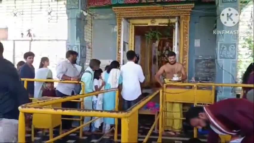 నర్సింహులపేట: నర్సింహులపేటలోని ఇంద్రకీలాద్రిపై వెలసిన వెంకటేశ్వర స్వామి ఆలయానికి దసరా సందర్భంగా పోటెత్తిన భక్తులు