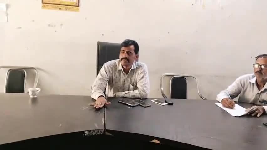 कलुआही: प्रखंड टीपीसी भवन में प्रखंड विकास पदाधिकारी ने पंचायत सचिवों, कार्यपालक सहायकों और आवास सहायकों के साथ की बैठक