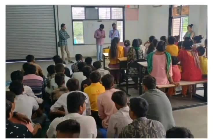 લોધીકા: રાજકોટ આઇ.ટી.આઈ. ખીરસરા ખાતે રેશનકાર્ડમાં E-kyc કરવા માટે કેમ્પ યોજાયો