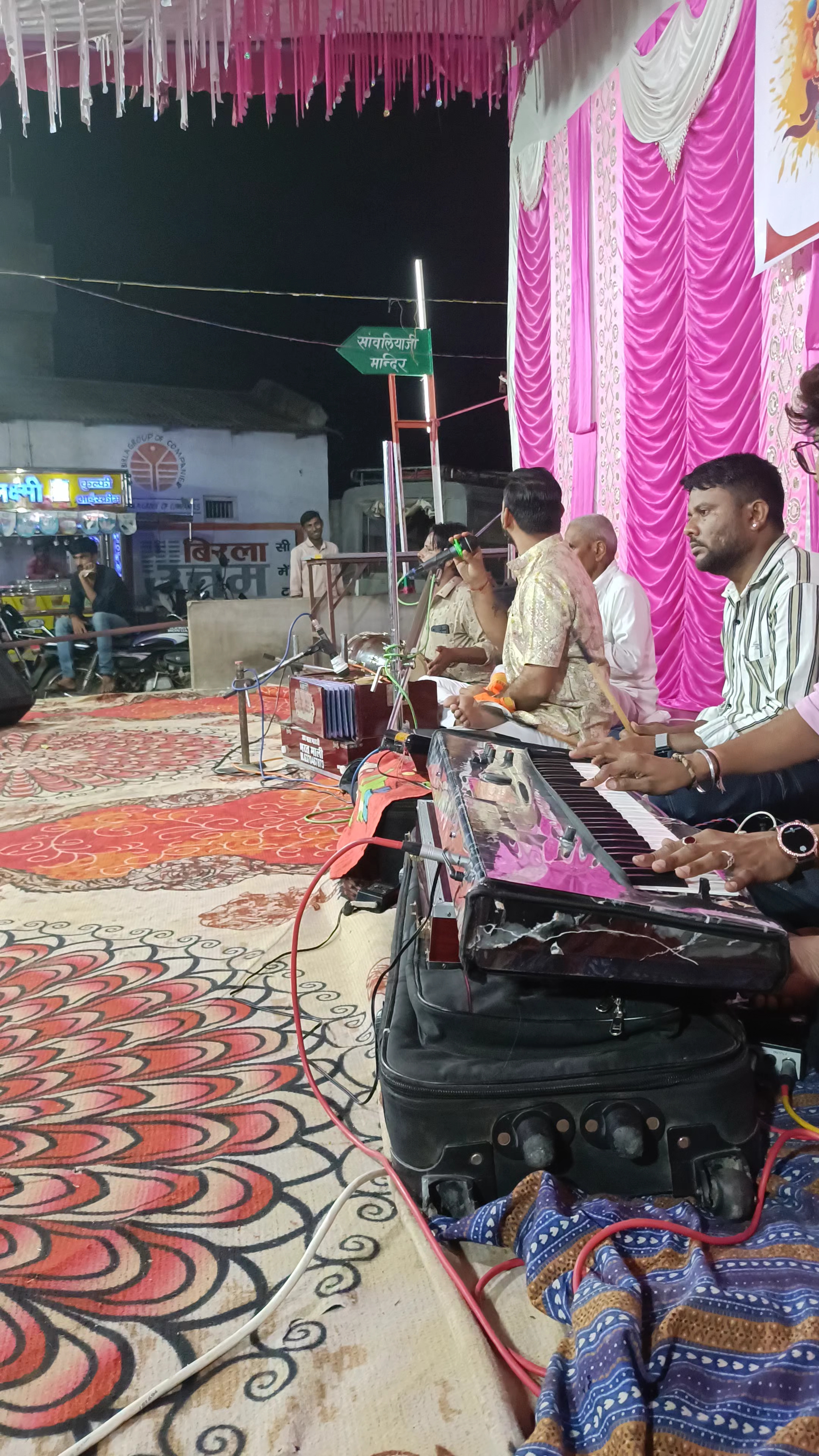 kailash nagar me navdurga garba mandel ki taraf se bhajan sandhya 13=102024 ko singer Bharat Bhai Mali