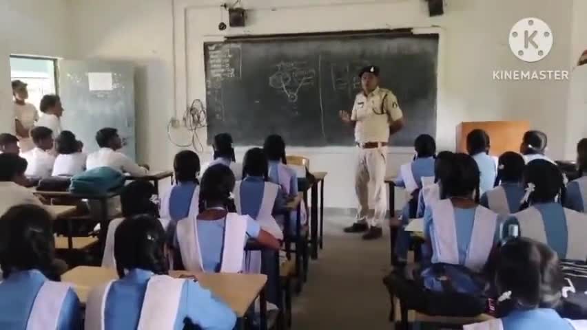 केराड़ पुलिस के द्वारा स्कूलों में जाकर सामुदायिक पुलिसिंग के तहत बच्चों के साथ शिक्षकों को कर रहा है जागरूक
