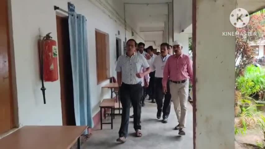 कलेक्टर धर्मेश साहू ने शासकीय कन्या हाई स्कूल बरमकेला का किया अकाश्मिक निरीक्षण