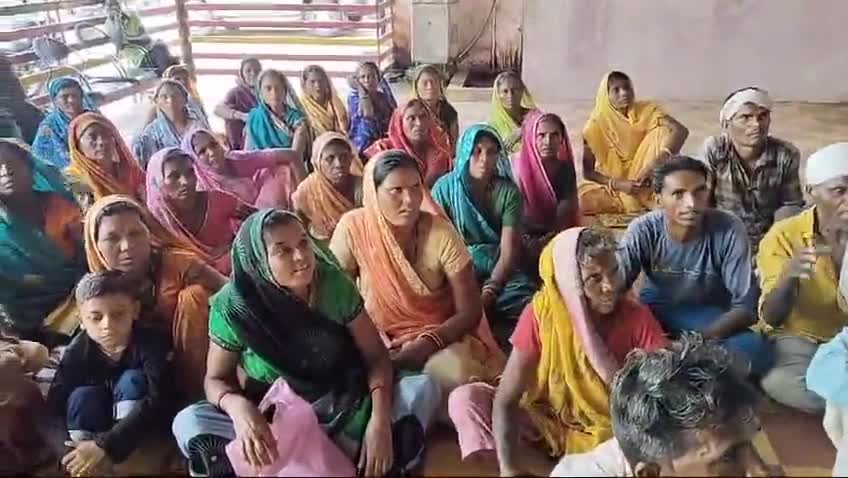 खालवा। जनपत पंचायत खालवा क्षेत्र में पीएम आवास योजनाओं का लाभ नहीं मिलने से ग्रामीण नाराज बड़ी संख्या में पहुंचे ग्रामीण