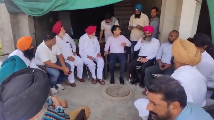 ਭੁਲੱਥ: ਬੇਗੋਵਾਲ ਵਿਖੇ ਆੜ੍ਹਤੀ ਐਸੋਸੀਏਸ਼ਨ ਵਲੋਂ ਲਿਫਟਿੰਗ ਨਾ ਹੋਣ ਕਾਰਨ ਚੱਕਾ ਜਾਮ ਦੀ ਕਾਲ ਤੋਂ ਬਾਅਦ ਪ੍ਰਸ਼ਾਸਨਿਕ ਅਧਿਕਾਰੀਆਂ ਨਾਲ ਮੀਟਿੰਗ