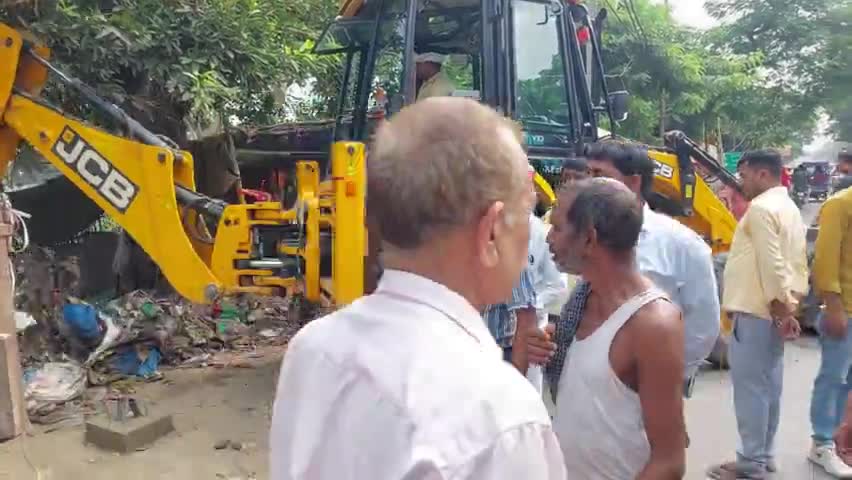 बुलडोजर से अतिक्रमणकारियों पर हुई कार्यवाही, उपजिलाधिकारी घोसी राजेश अग्रवाल के नेतृत्व में हुई कार्यवाही।