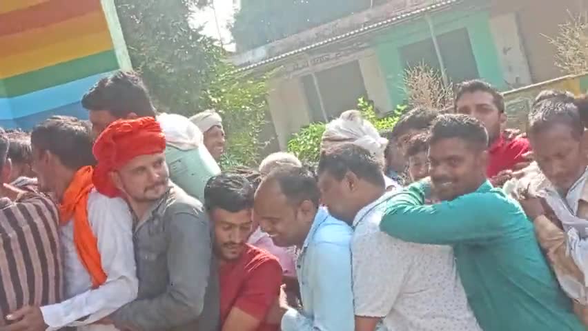 IFFCO center satanpur Mandi me 
kisanao  ki lagi lambi katar  me daka mukki ,#jai kisan #jai jawan