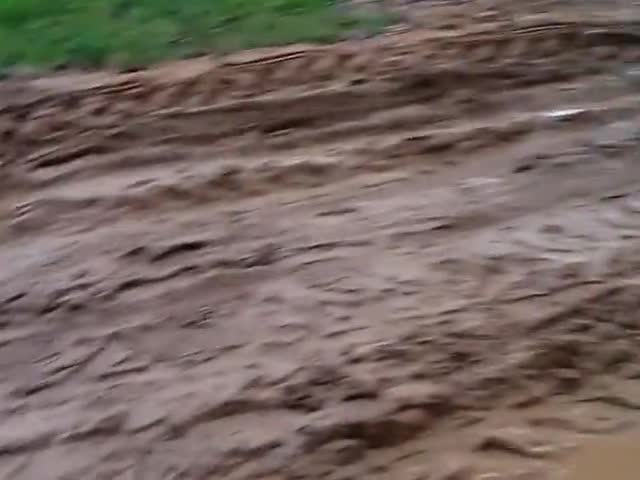 कामडारा के कोन्सा पंचायत गांव लतरा में कच्ची सड़क का हलत खराब होने से अवागमन अवरद्ध जिसमें बड़ी गाड़ी हावबा नहीं घुसेगा