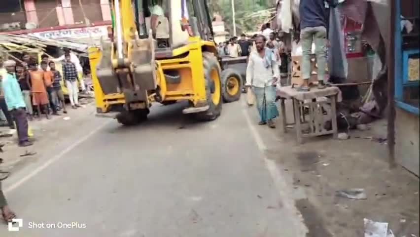 फेनहारा: फेनहारा थाना प्रभारी सुषमा कुमारी और सीओ मनीषा कुमारी ने मुख्य बाजार को अतिक्रमण मुक्त कराने के लिए चलाया बुलडोजर