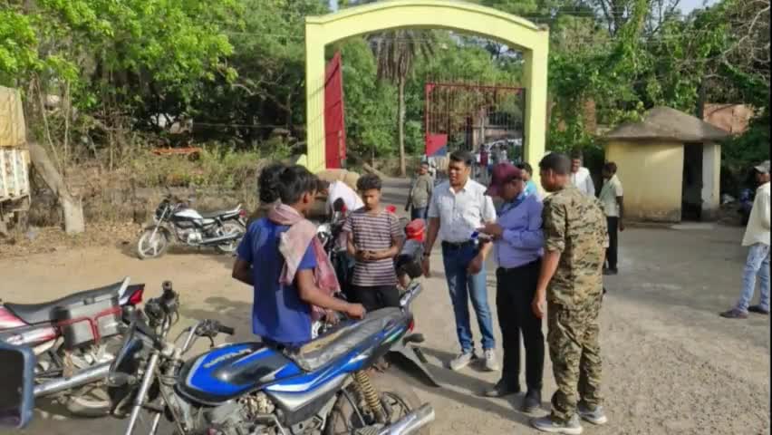 अमड़ापाड़ा: अमड़ापाड़ा पुलिस ने थाने के सामने वाहन जाँच अभियान चलाया
