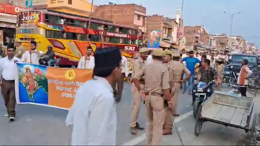 सैदाबाद पथ संचलन मे राष्ट्रीय स्वयंसेवको पर हुई फूलों की वर्षा,लोगो ने कहा स्वयंसेवको का अनोखा दृश्य,पुलिस दिखी मुस्तैद