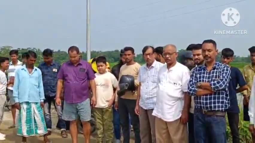 ধিং: বটদ্ৰৱাত গড়কাপ্তানী পথ নিৰ্মাণৰ নামত ব্যাপক অনিয়মৰ অভিযোগ উত্থাপন কৰি ডুমডুমীয়াত ৰাইজৰ পথ অৱৰোধ কাৰ্যসূচী।