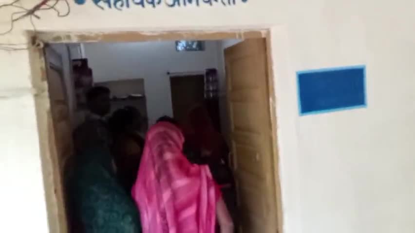 पिड़ावामेंजलापूर्तिकेलियेआज56 दरवाजा पिड़ावा की महिलाओ ने जलअधिक्षककृष्णकांत शर्मा को ज्ञापन दिया #मुदितशर्मानेरिपोर्टदी