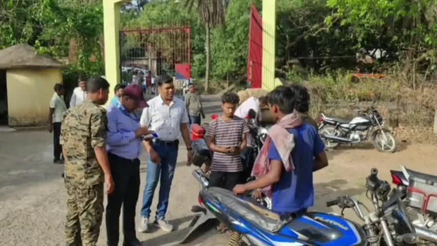 अमड़ापाड़ा: अमड़ापाड़ा पुलिस ने थाने के सामने वाहन जाँच अभियान चलाया