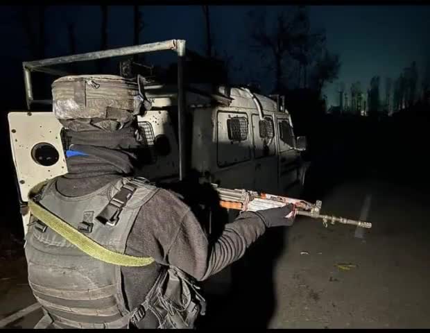 जम्मू कश्मीर के गुलमर्ग में सेना की गाड़ी पर हुआ आतंकवादी हमला
#crime
#armyday 
#jammuandkashmir