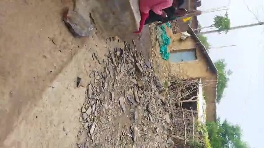 khara# garmin #road # satish sahu ki #wife #road # par # rok laga rahi hai