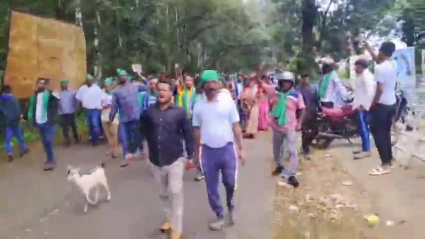 हजारों समर्थकों के साथ पूर्व विधायक सह झारखण्ड आश्री मंगल सिंह बोबोंगा नामांकन करने पहुंचे अनुमंडल कार्यालय जगन्नाथपुर