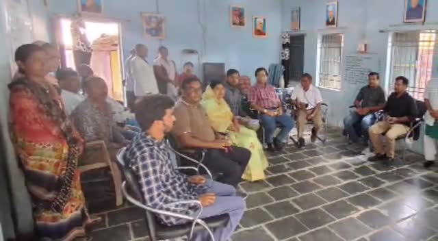मुख्य चिकित्सा एवं स्वास्थ्य अधिकारी तथा एसडीएम एवं सीईओ बागबाहरा द्वारा उल्टी दस्त प्रभावित ग्राम कोमा का किया निरीक्षण