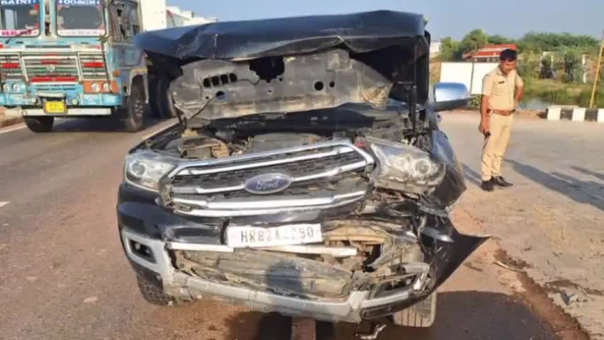 कार ने टेंपो को पीछे से टक्कर मारी,टेंपो चालक घायल दोनों वाहन बुरी तरह क्षतिग्रस्त