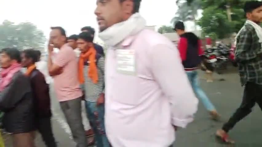 Khirkiya  pokharane berahas per dap khad ke liye line lagi hai Kisan log pareshan hai mp
