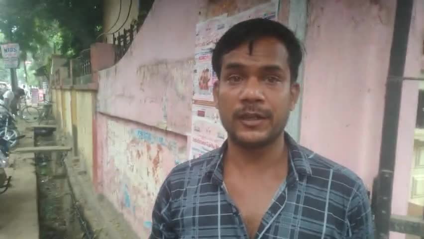 मिर्जापुर 
निदेशक समाज कल्याण तीसरी बिल्डिंग के ऊपर से अचानक बाइक सवार के ऊपर ईट  फेंका गया।
#Bpinews