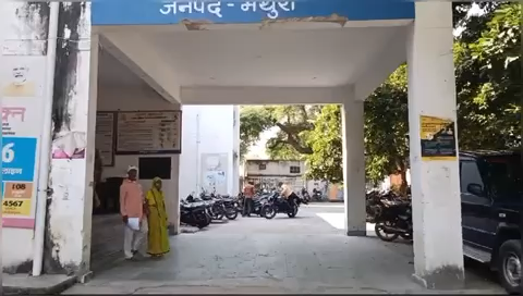 बुजुर्ग पिता के साथ बेटे और पुत्रबधुओं ने की मारपीट

 #crime #virals #mathura #latest #news #trending #latest