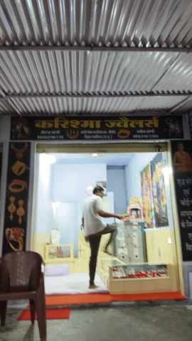 हमारे जाने पहचाने श्री वीरेंद्र सोनी जी 
धनतेरस की हार्दिक शुभकामनाएं दे रहे हैं।