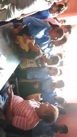 टीचर ने दिया बच्चों की गली मेहंदिया बाजार उतारकर्मित मध्य विद्यालय में मेहंदिया बाजार मौके पर  पहुंचे पुलिस और बच्चों की