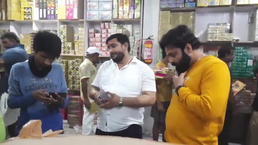 गोराडीह: भागलपुर में दीपावली से पहले पुलिस अलर्ट, अवैध पटाखों की बिक्री पर छापेमारी जारी