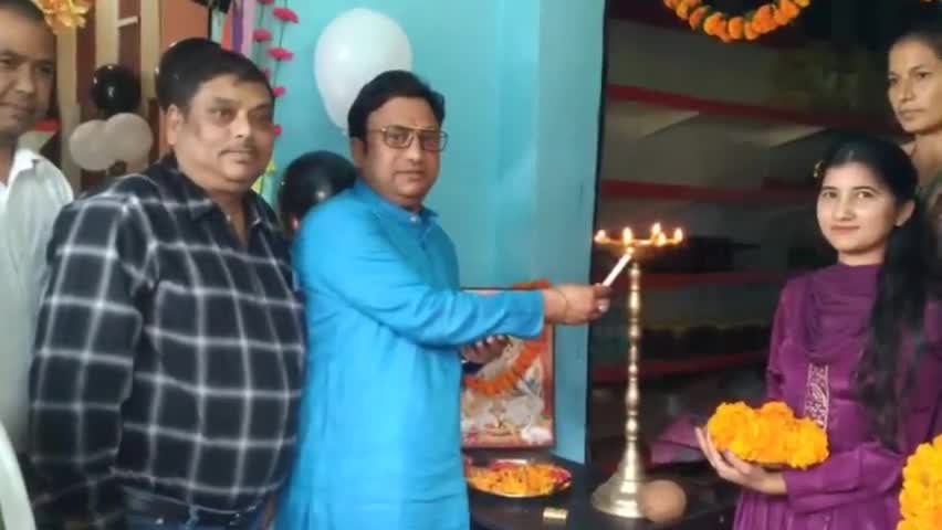 लैंसडाउन: कीर्तिखाल बाजार में राष्ट्रीय ग्रामीण आजीविका मिशन के आउटलेट का शुभारंभ ब्लॉक प्रमुख द्वारीखाल महेन्द्र सिह राणा ने किया