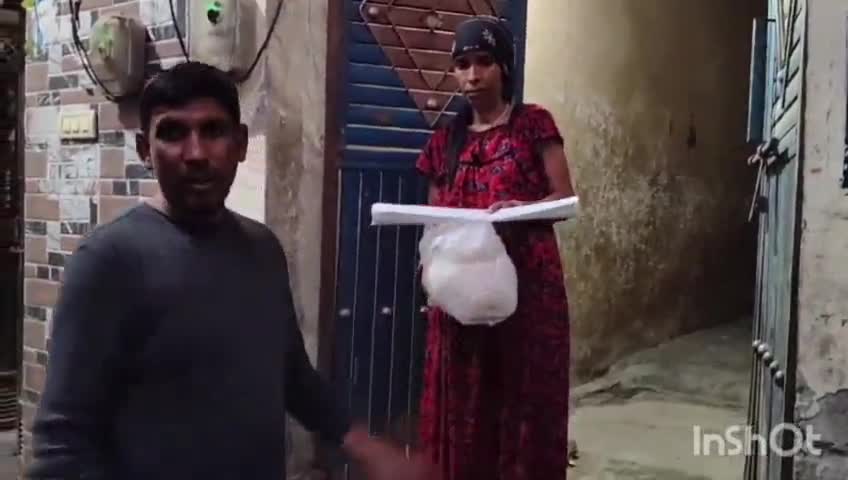 सियाना: नगर के मुस्लिम युवा समाजसेवी ने दीपावली पर्व पर जरूरतमंदों को मिठाई व उपहार का वितरण किया, नगर में हो रही प्रशंसा