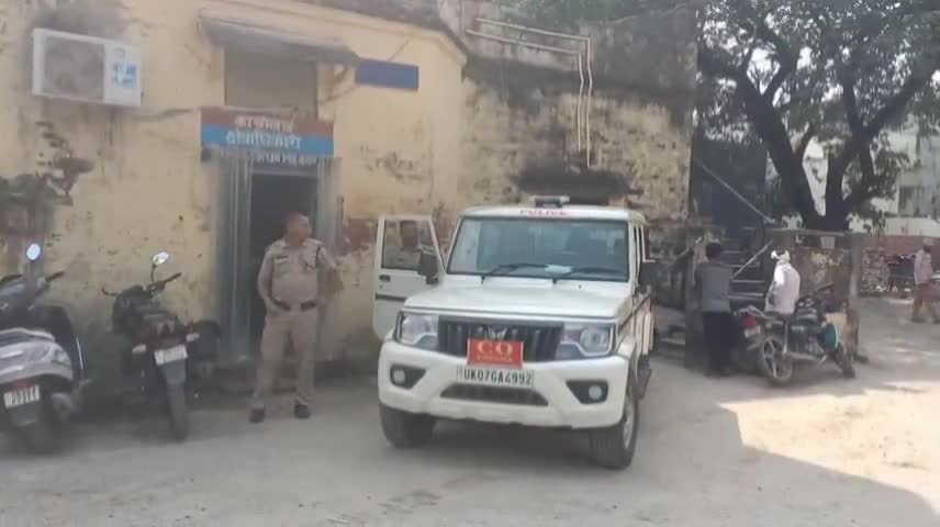 खटीमा: 17 मिल पुलिस चौकी क्षेत्र के दाहढांकी के जंगलों में पुलिस ने 4 शराब की भट्टियां ध्वस्त कर 12 हजार लीटर लहन किया नष्ट