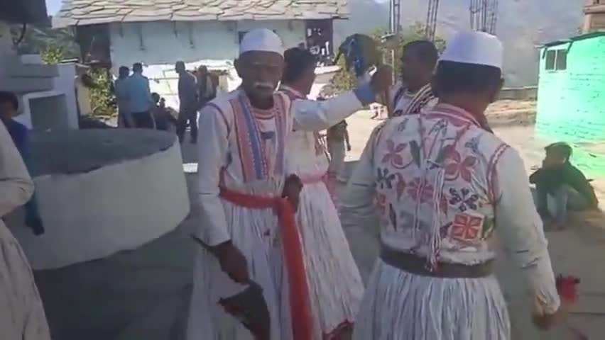 नौहरा: सप्ताह भर चलने वाले दिवाली पर्व की शुरुआत उप मंडल संगड़ाह के लगनु गांव के बुड़ेछू कलाकारों ने पारंपरिक नृत्य व गायन से की