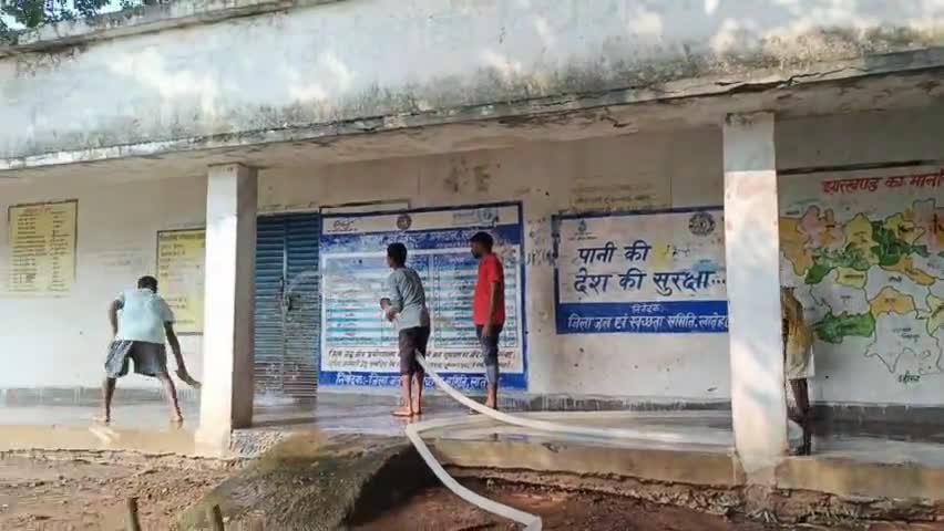 ग्रामीणों द्वारा बिजरा स्कूल किया गया सफाई  8 साल से था बंद ग्रामीणों के बिच पदाधिकारी ने स्कूल खोलने की बात कही