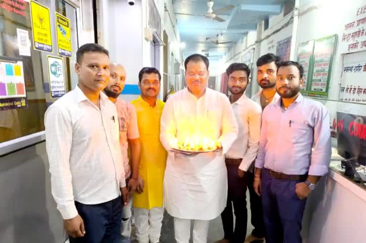 दीपावली का उल्लास अमन हॉस्पिटल के सदस्यों के साथ।
दीपवाली की हार्दिक बधाई व शुभकामनायें।
#dipawali 

Dr.Deepak kumar
