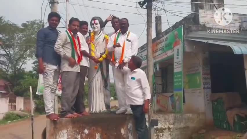 బయ్యారం: బయ్యారంలో ఇందిరా గాంధీ విగ్రహానికి నివాళులర్పించిన కాంగ్రెస్‌ నాయకులు