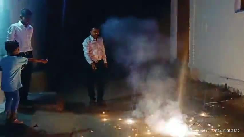 कोमाखान क्षेत्र में आज दीपों के पर्व दिवाली को लोगों ने पटाखे फोड़कर धूमधाम से मनाया