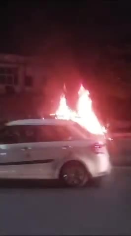 #भोपाल में बड़ा हादसा! #मिसरोद रोड पर डी मार्ट के पास चलती कार में लगी आग मिसरोद रोड पर डी मार्ट के पास एक चलती कार में