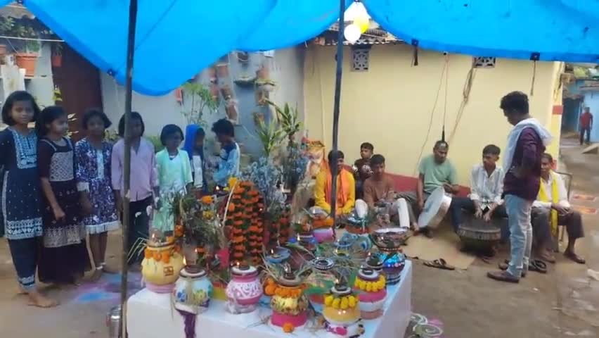कुआकोण्डा: गजराज कैम्प किरन्दुल में आयोजित की गई गौरी गौरा पूजन