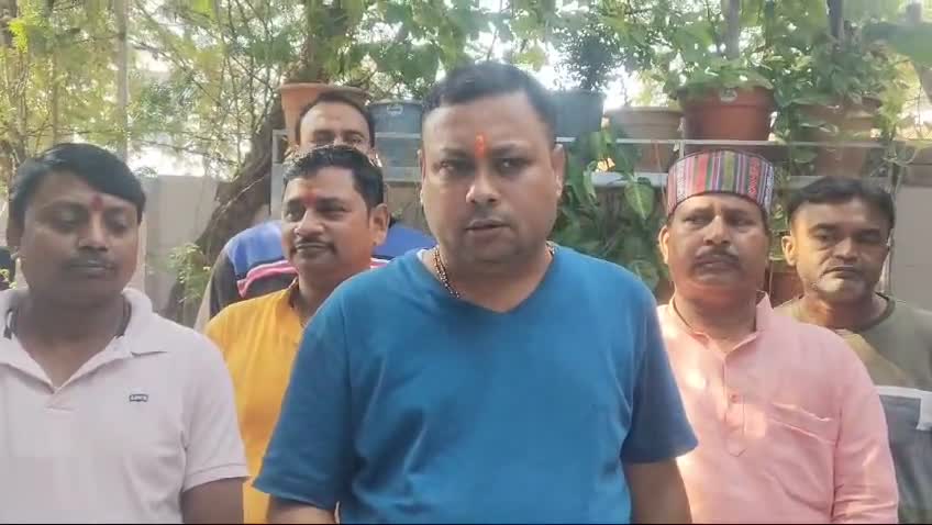 अयोध्या में  25 लाख 12 हज़ार, 585 दीपक और 1121 लोग एक साथ आरती कर दीपोत्सव के दौरान विश्व रिकॉर्ड बनाया। मनीष पंकज मिश्रा